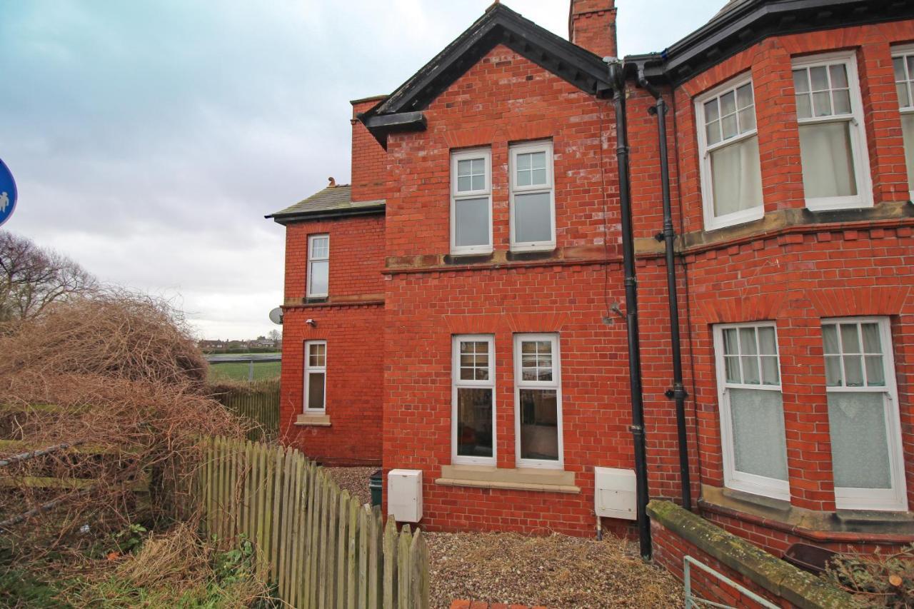 Large Period Chester Home Right On The Canal. Exterior foto