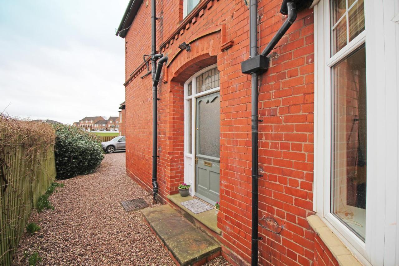 Large Period Chester Home Right On The Canal. Exterior foto